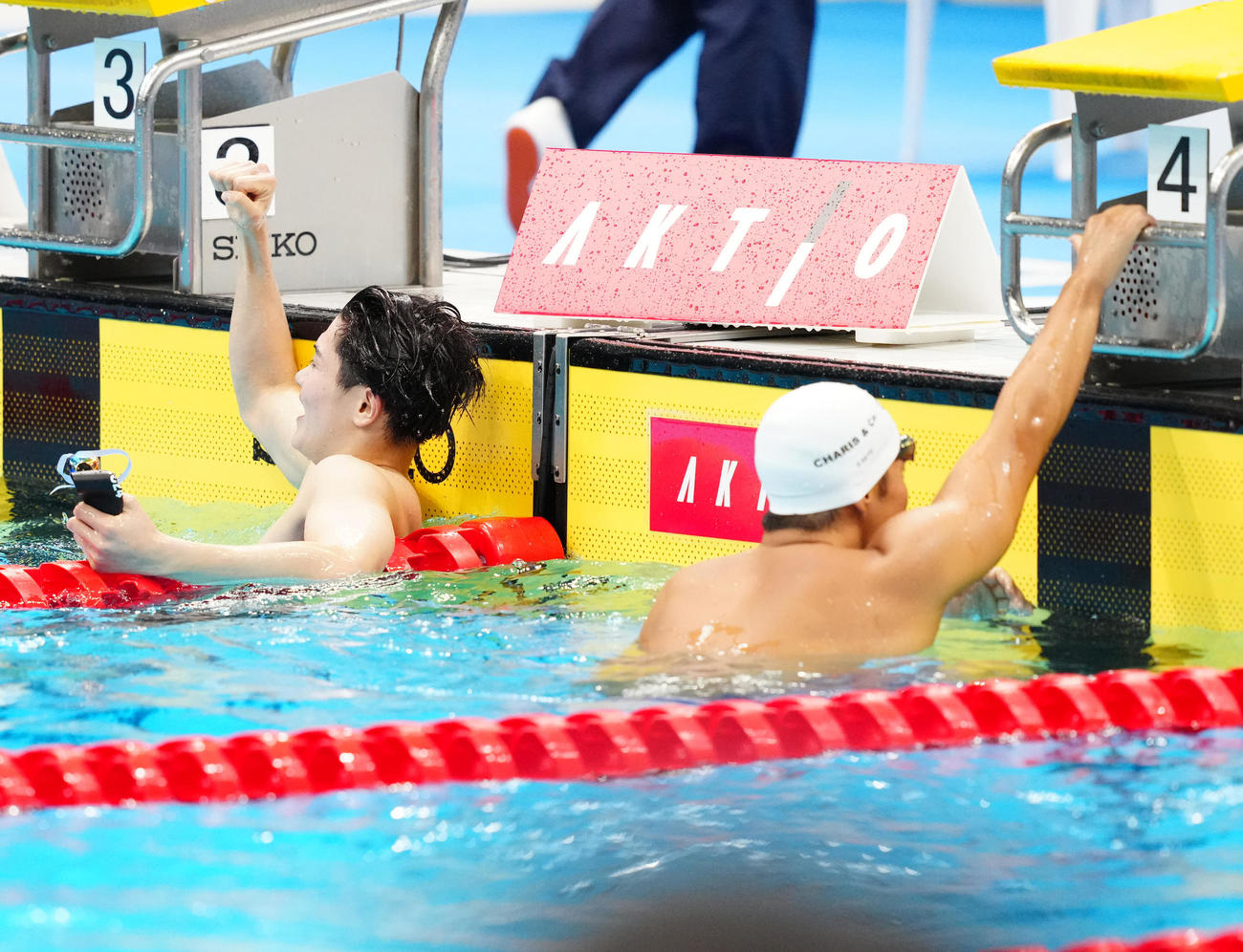 パリ五輪代表選考会の男子400メートル個人メドレー決勝後、ガッツポーズを見せる松下（左）。右は瀬戸（撮影・江口和貴）