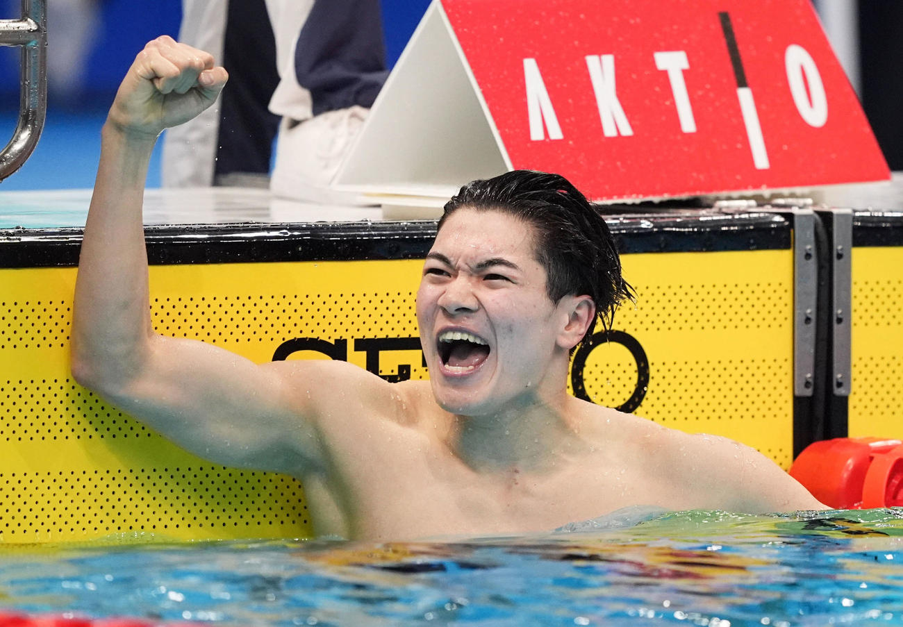 男子400 メートル 個人メドレー　優勝しガッツポーズする松下知之。パリ五輪代表に決まった(共同)