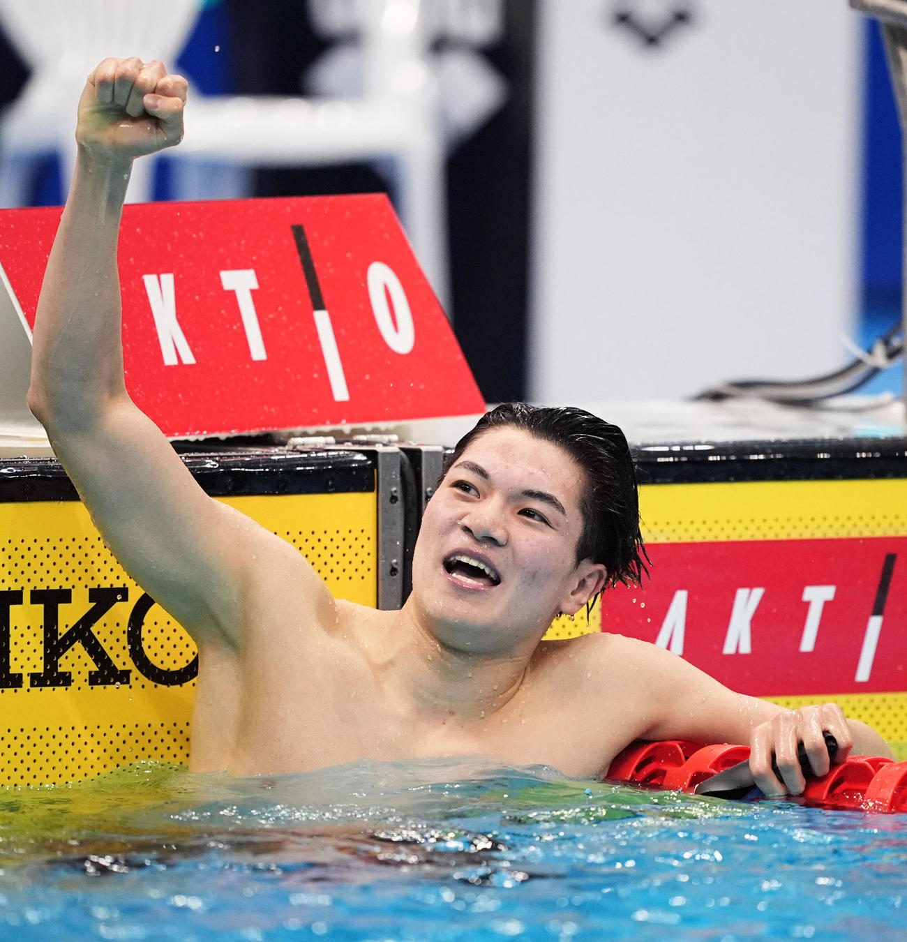 男子400 メートル 個人メドレー　優勝しガッツポーズする松下知之。パリ五輪代表に決まった(共同)