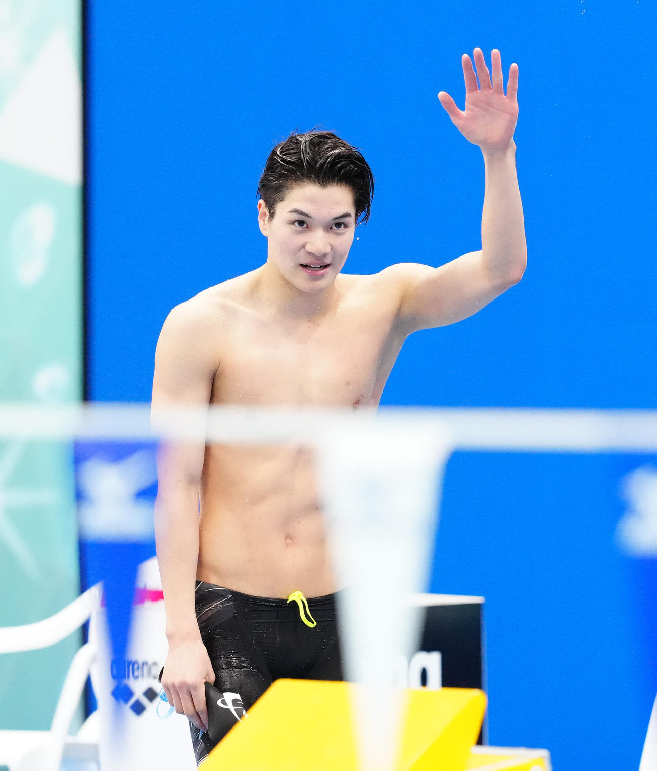 パリ五輪代表選考会の男子400メートル個人メドレー決勝後、声援に応える松下（撮影・江口和貴）