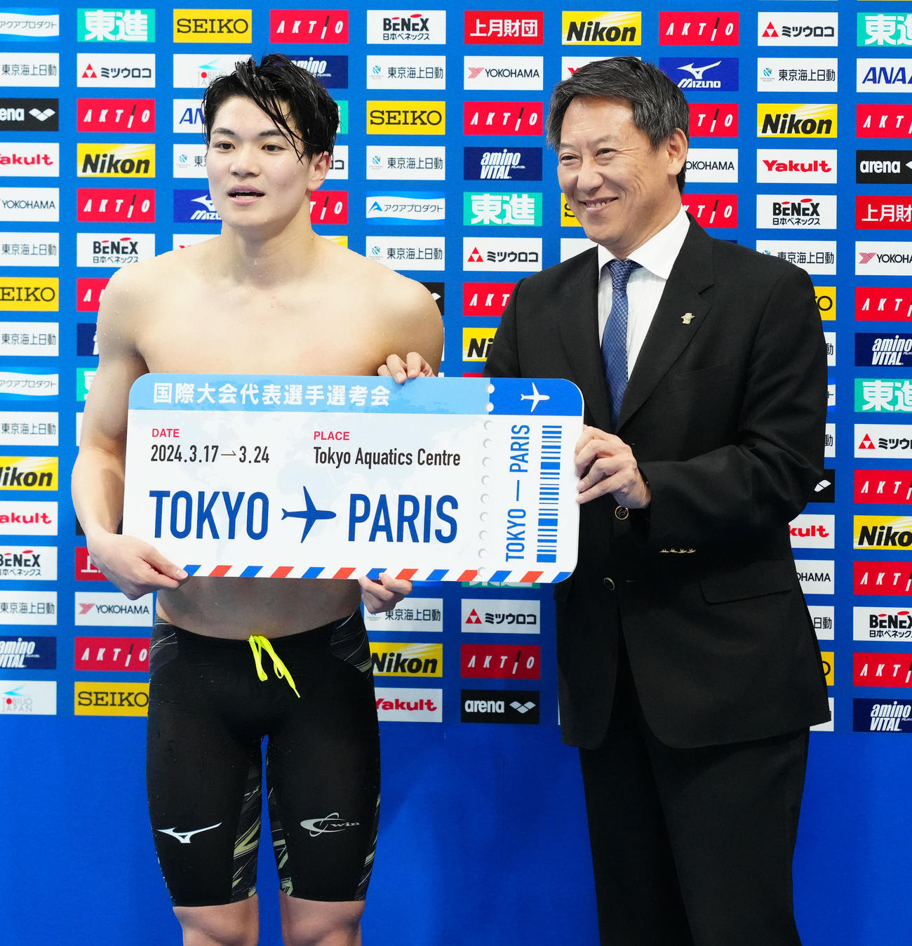 男子400メートル個人メドレー決勝後、日本水泳連盟鈴木会長（右）と写真に納まる松下（撮影・江口和貴）
