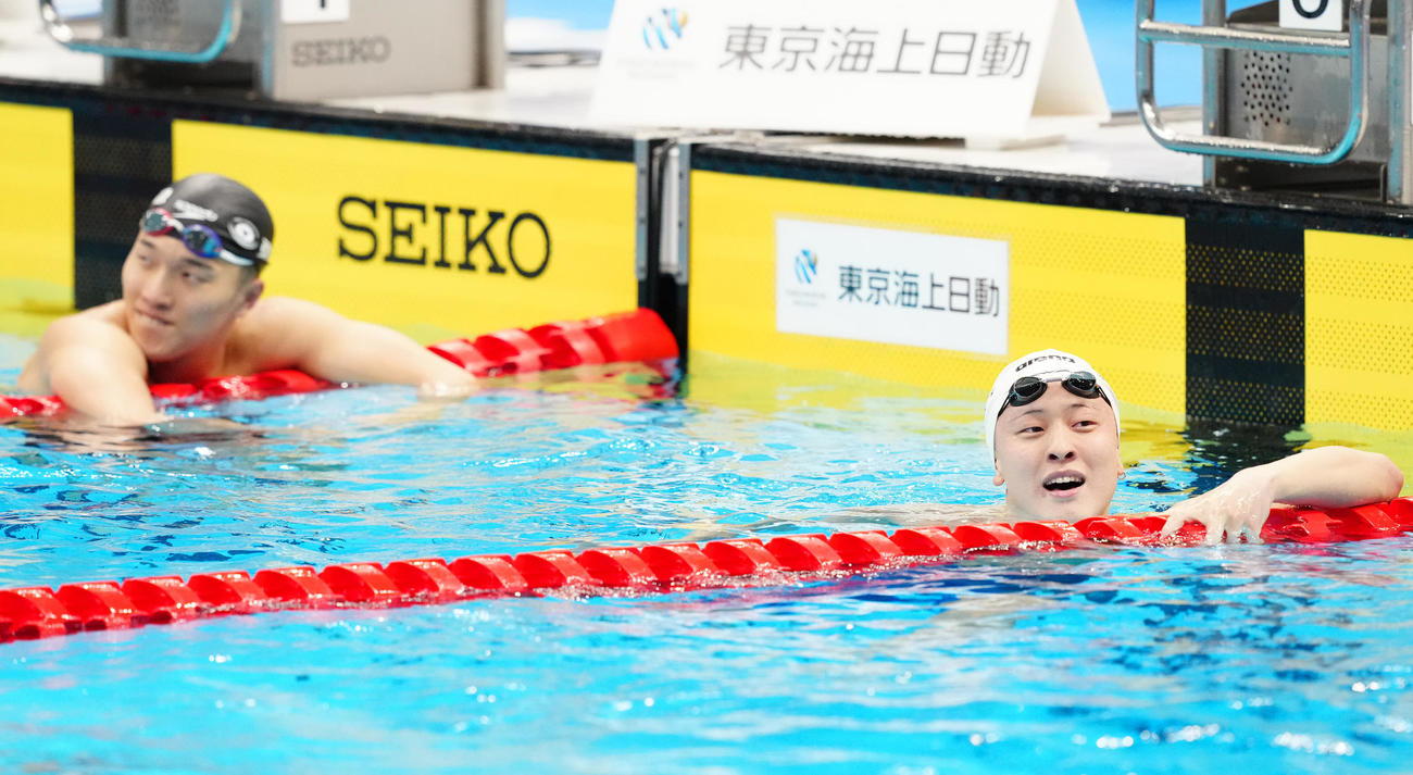 パリ五輪代表選考会の男子100メートル平泳ぎ決勝で派遣標準記録に届かず厳しい表情の谷口（右）（撮影・江口和貴）