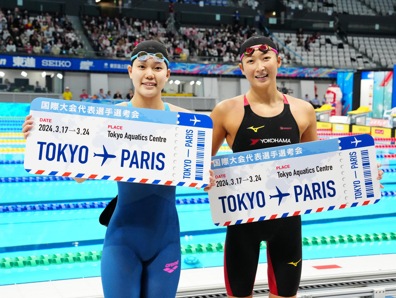 女子100メートルバタフライ決勝で派遣標準記録に届き、写真に納まる平井（左）と池江（撮影・江口和貴）