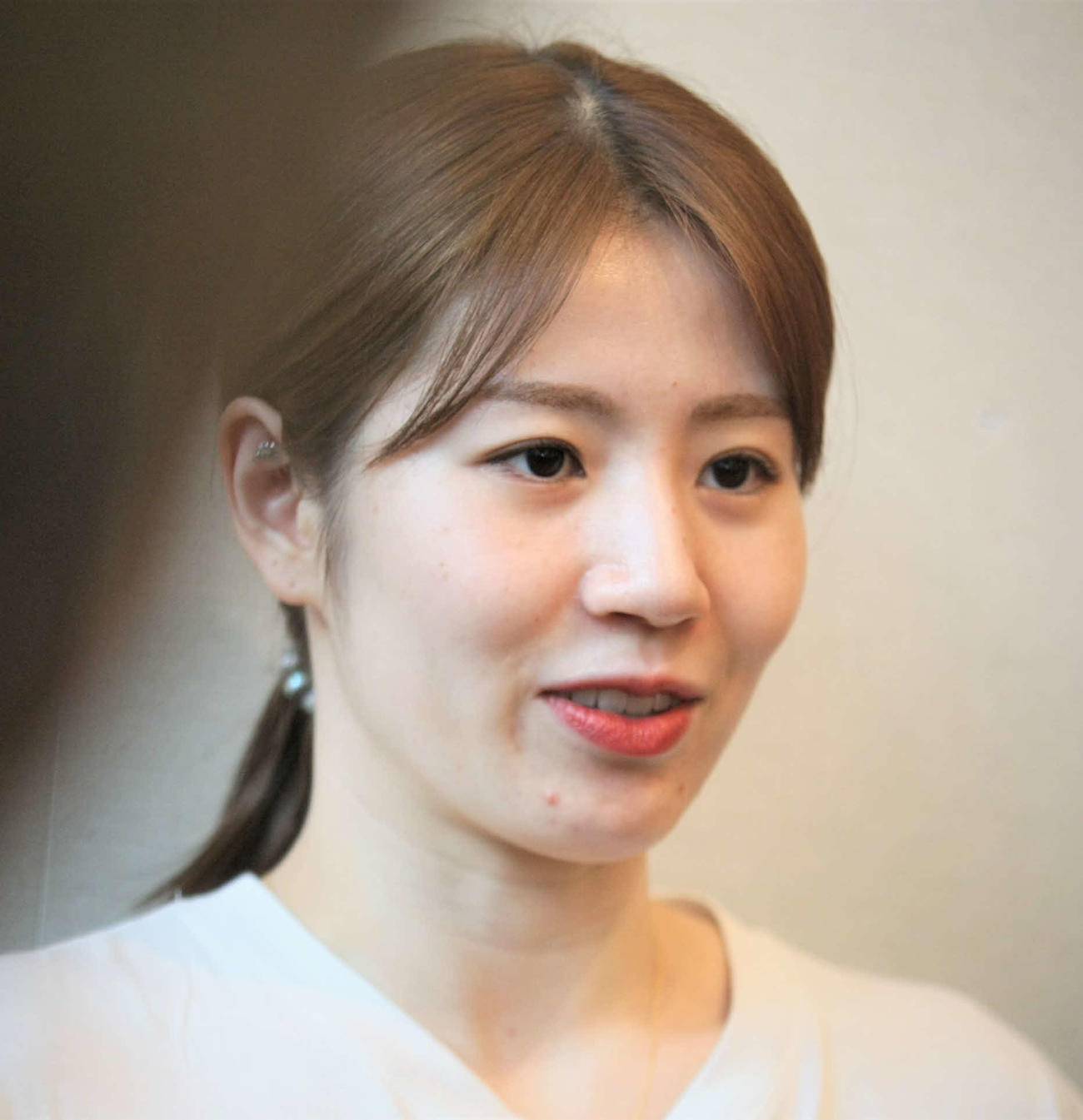 羽田空港で帰国取材に応じたバドミントン女子の志田（撮影・藤塚大輔）