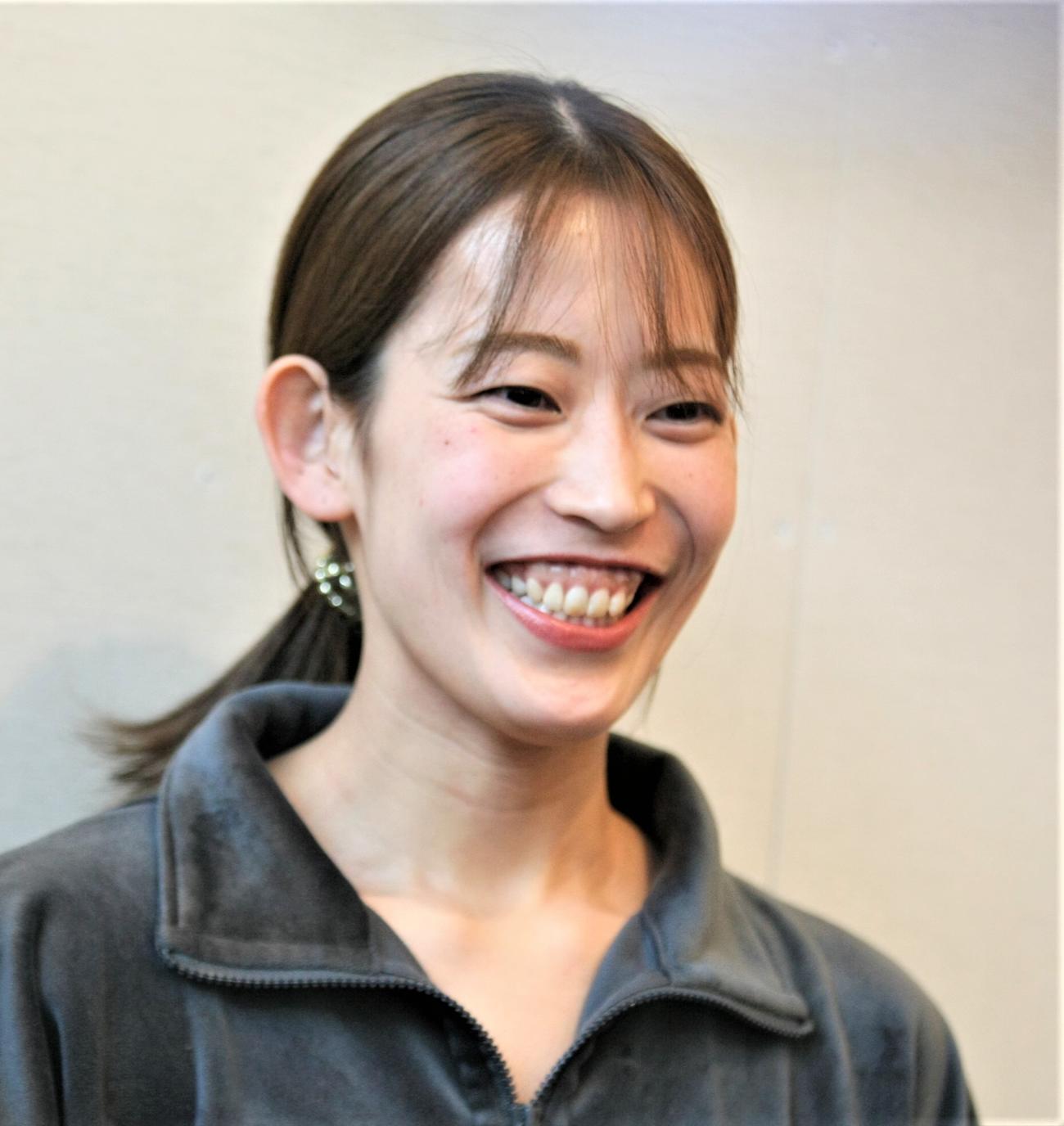 羽田空港で帰国取材に応じたバドミントン女子の松山（撮影・藤塚大輔）