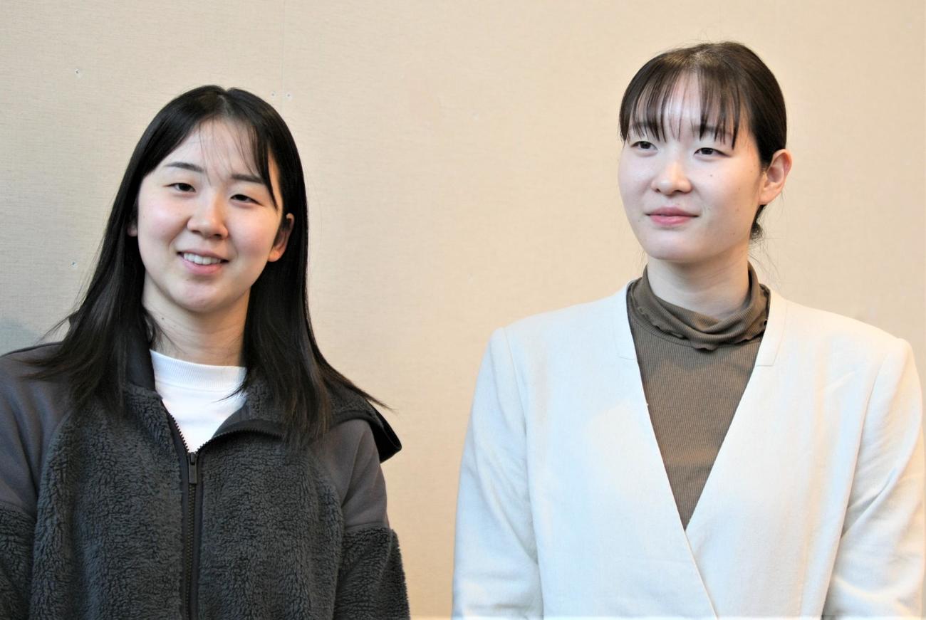 羽田空港で帰国取材に応じたバドミントン女子ダブルスの永原（左）松本組（撮影・藤塚大輔）