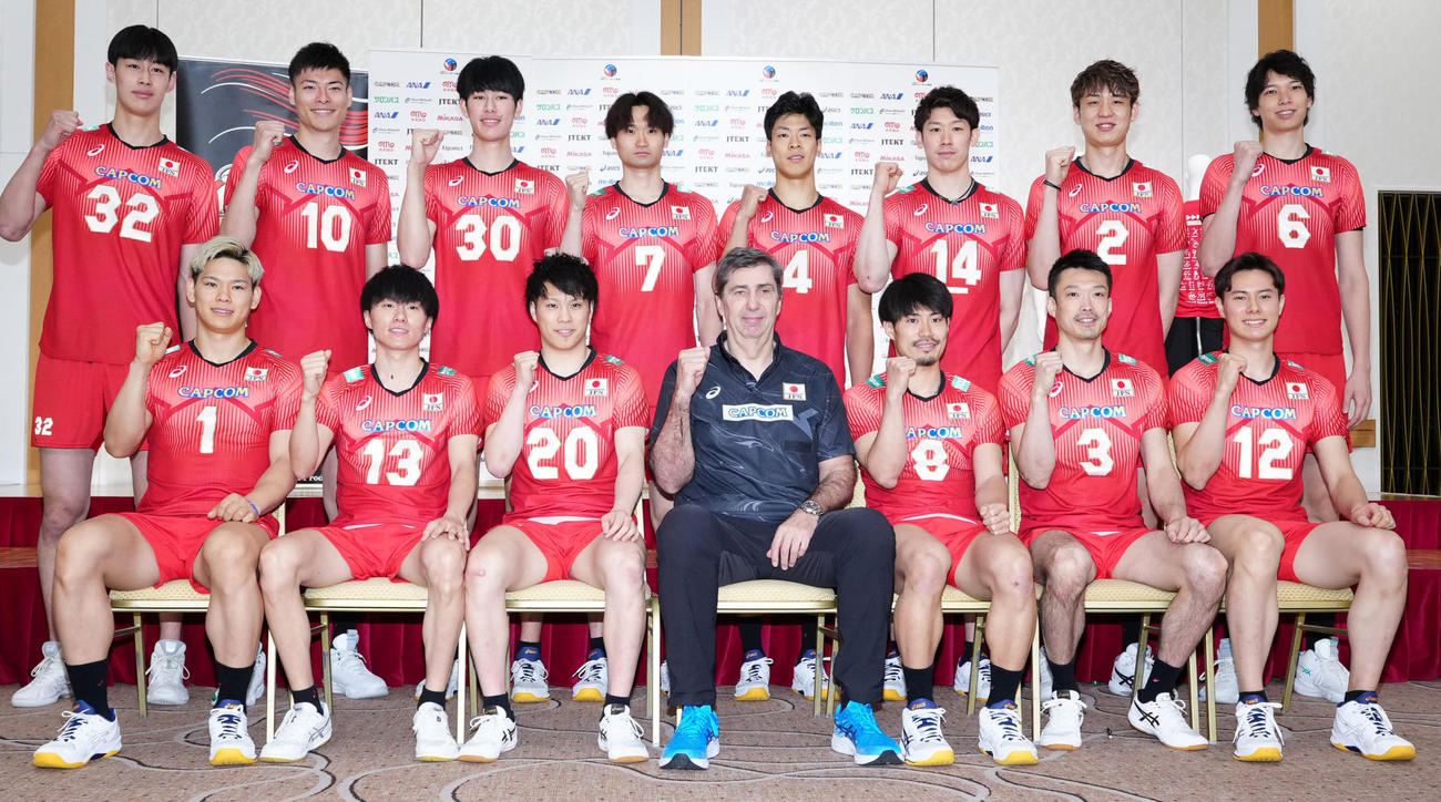 集合写真に納まるバレーボール男子日本代表の選手たち（2023年5月撮影）