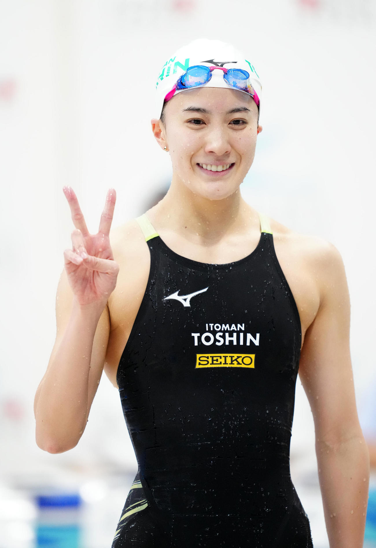 パリ五輪代表選考会の女子400メートル個人メドレー予選を終え、ピースサインを見せる大橋（撮影・江口和貴）