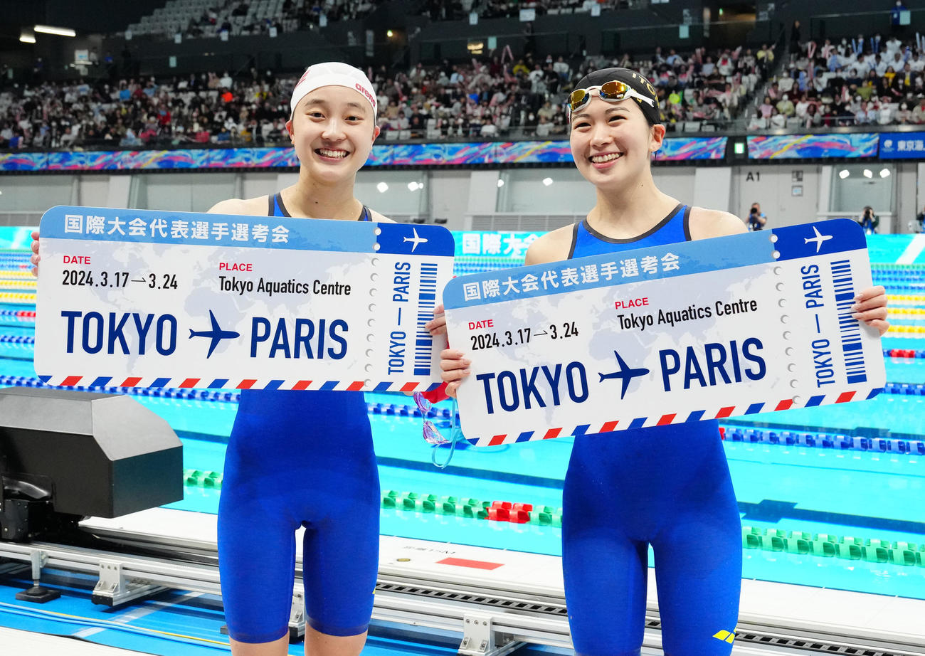 パリ五輪代表選考会の女子400メートル個人メドレー決勝で派遣標準記録に届き、写真に納まる成田（左）と谷川（撮影・江口和貴）