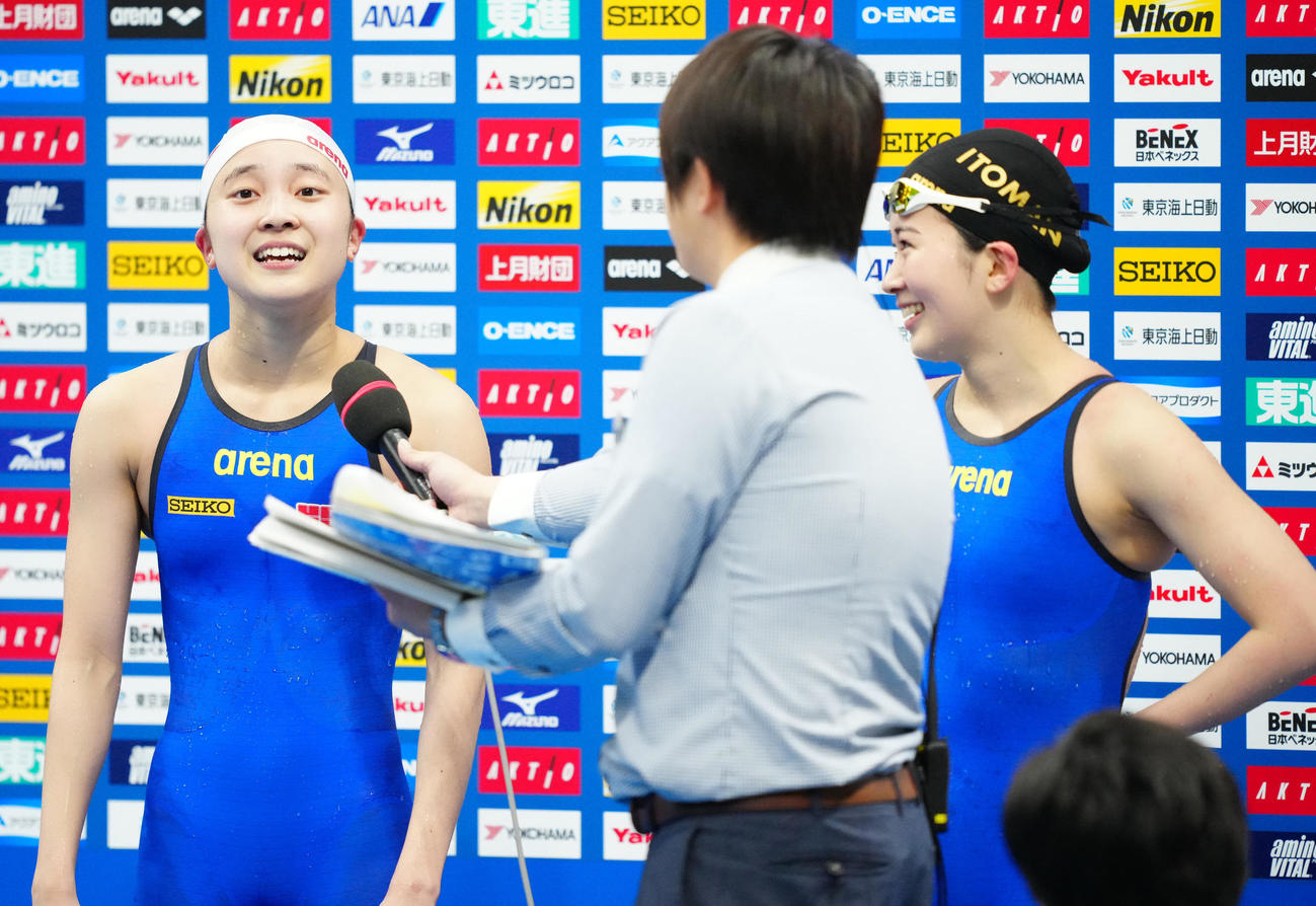 パリ五輪代表選考会の女子400メートル個人メドレー決勝後、インタビューを受ける成田（左）。右は谷川（撮影・江口和貴）