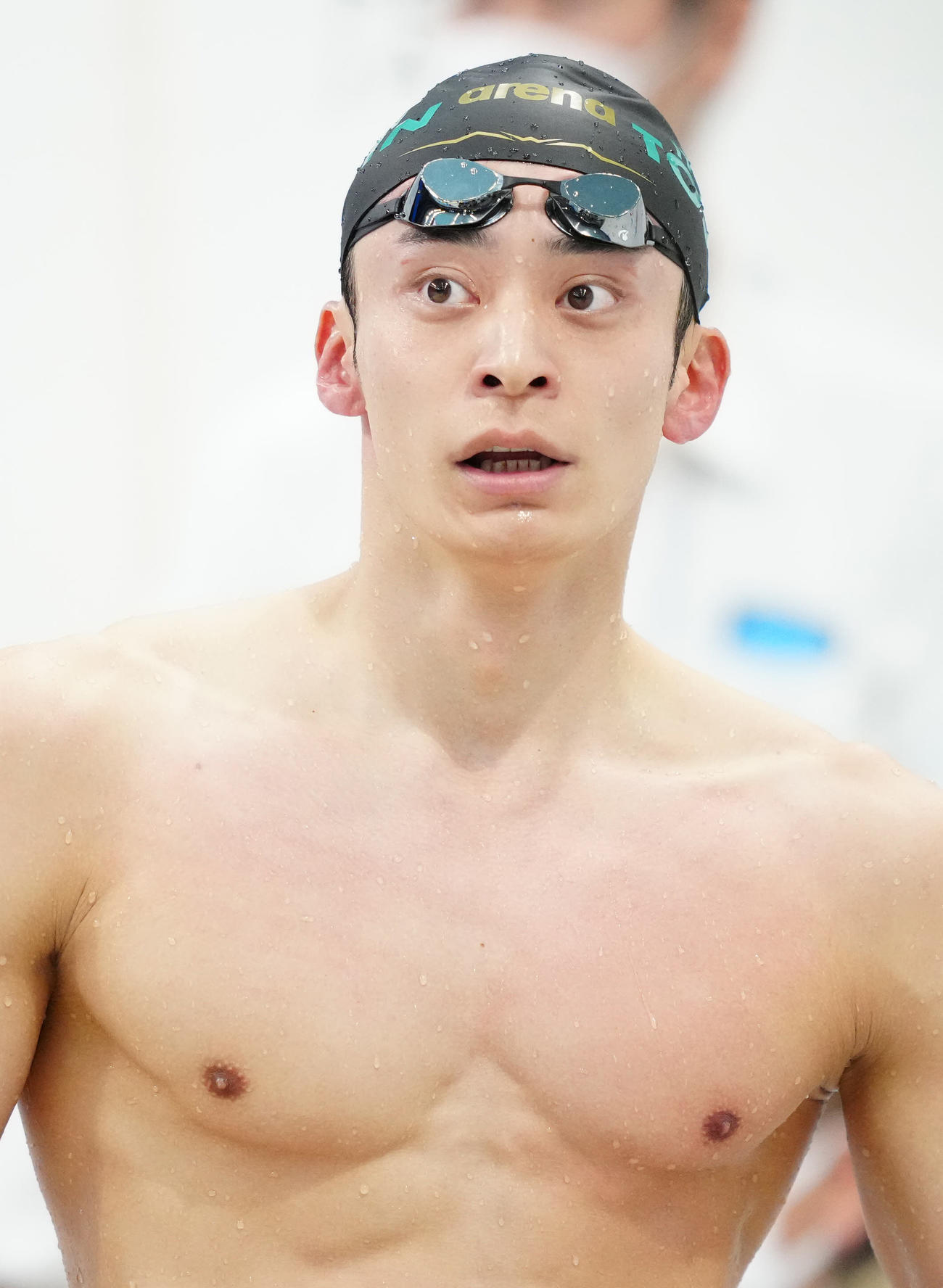 パリ五輪代表選考会の男子100メートル背泳ぎ決勝後、厳しい表情で引き揚げる入江（撮影・江口和貴）