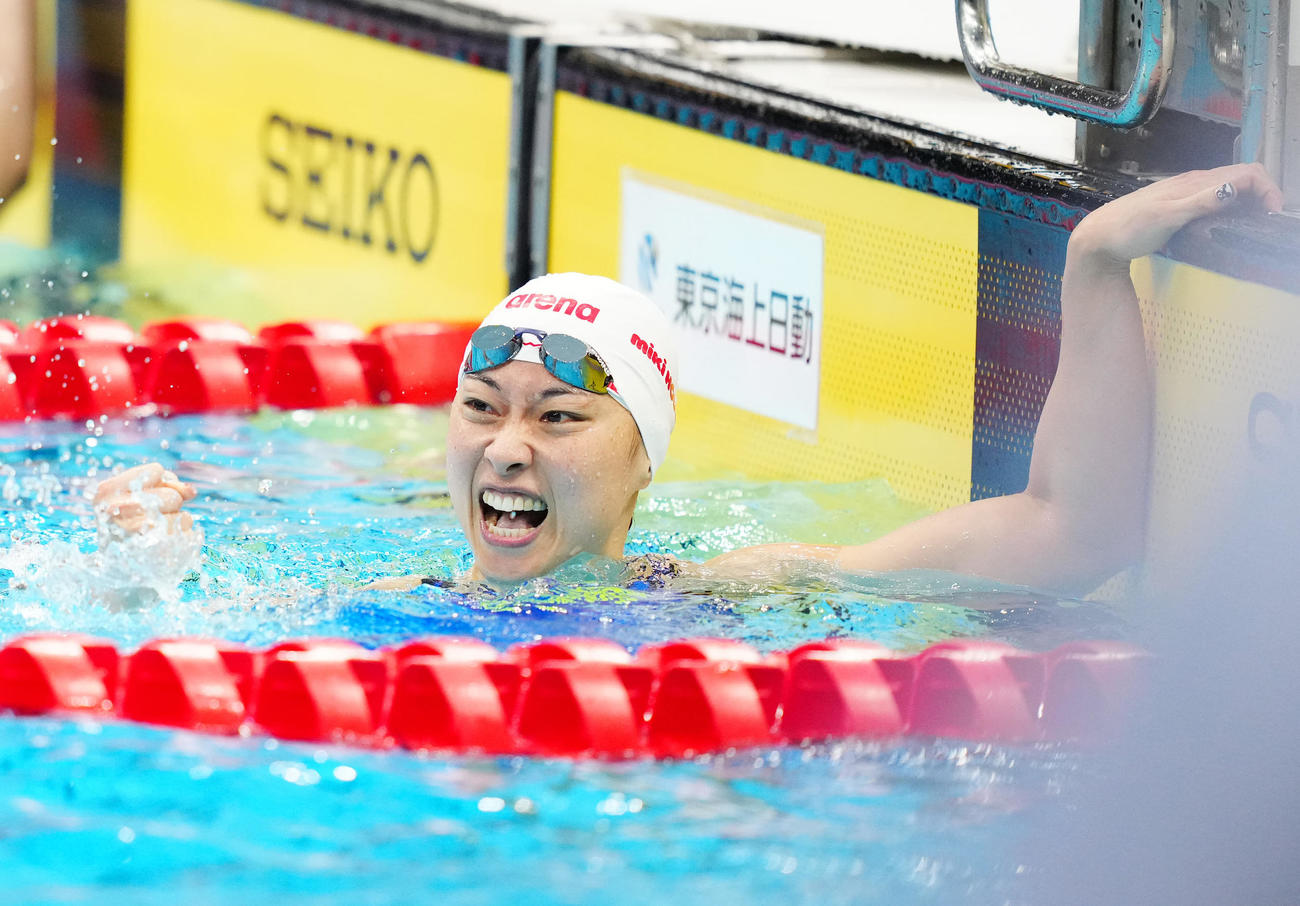 パリ五輪代表選考会の女子100メートル平泳ぎ決勝で優勝しガッツポーズを見せる鈴木（撮影・江口和貴）