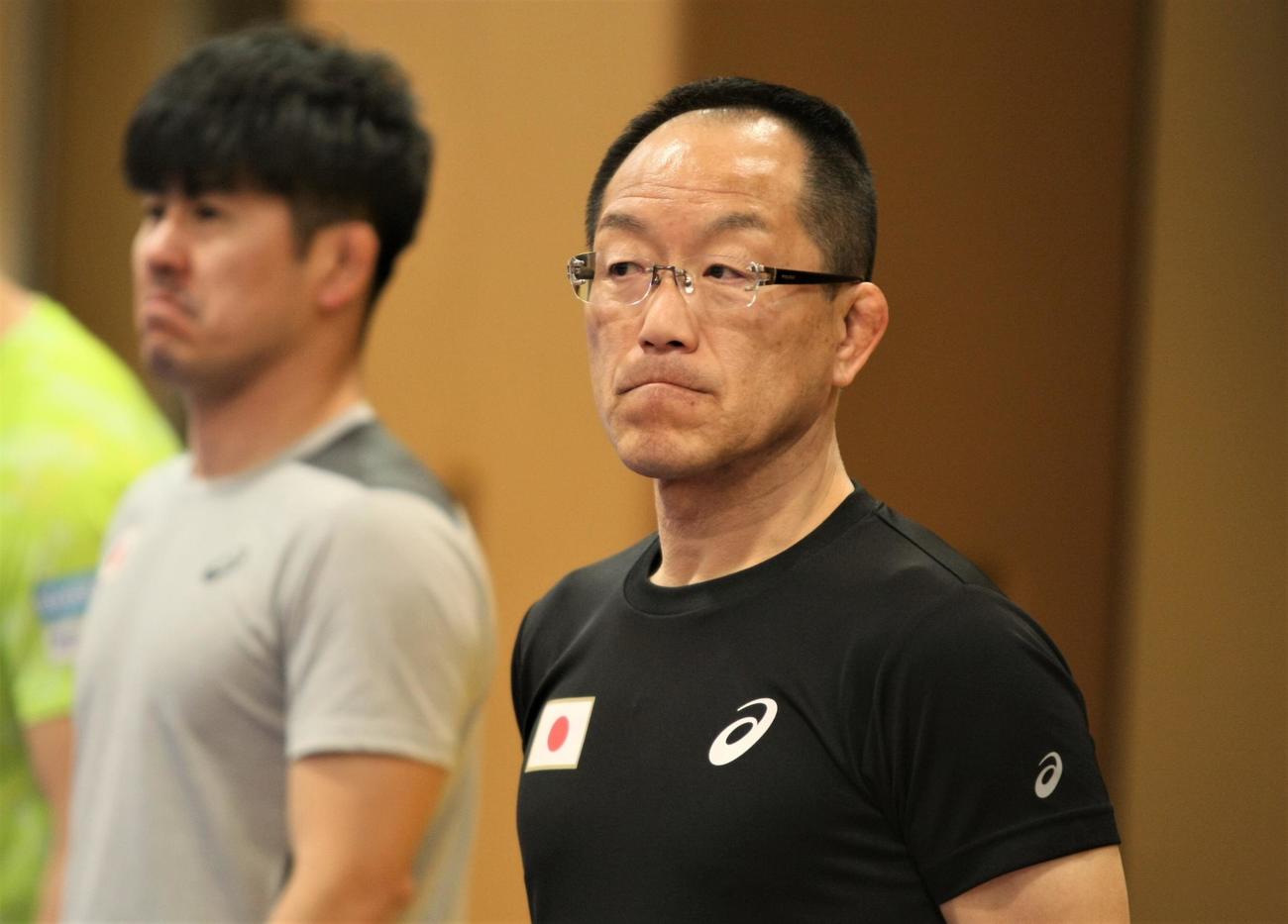 レスリング女子日本代表の公開合宿を見守る金浜良コーチ（撮影・藤塚大輔）