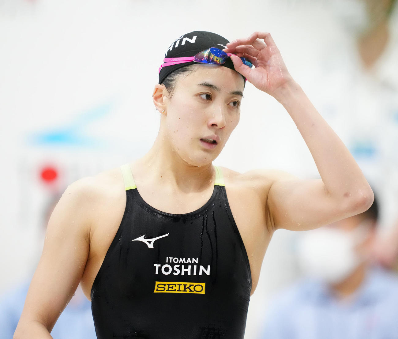 パリ五輪代表選考会の女子400メートル個人メドレー決勝後、厳しい表情で引き揚げる大橋（撮影・江口和貴）