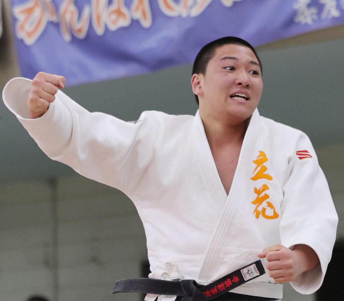 全国高校柔道選手権　男子団体1回戦での代表戦で、北海・東根を破り、初出場初勝利を喜ぶ立花学園・庄司（撮影・野上伸悟）