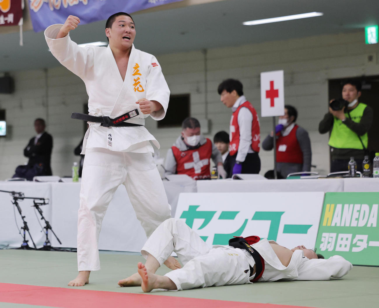全国高校柔道選手権　男子団体1回戦での代表戦で、北海・東根（右）を破り、初出場初勝利を喜ぶ立花学園・庄司（撮影・野上伸悟）
