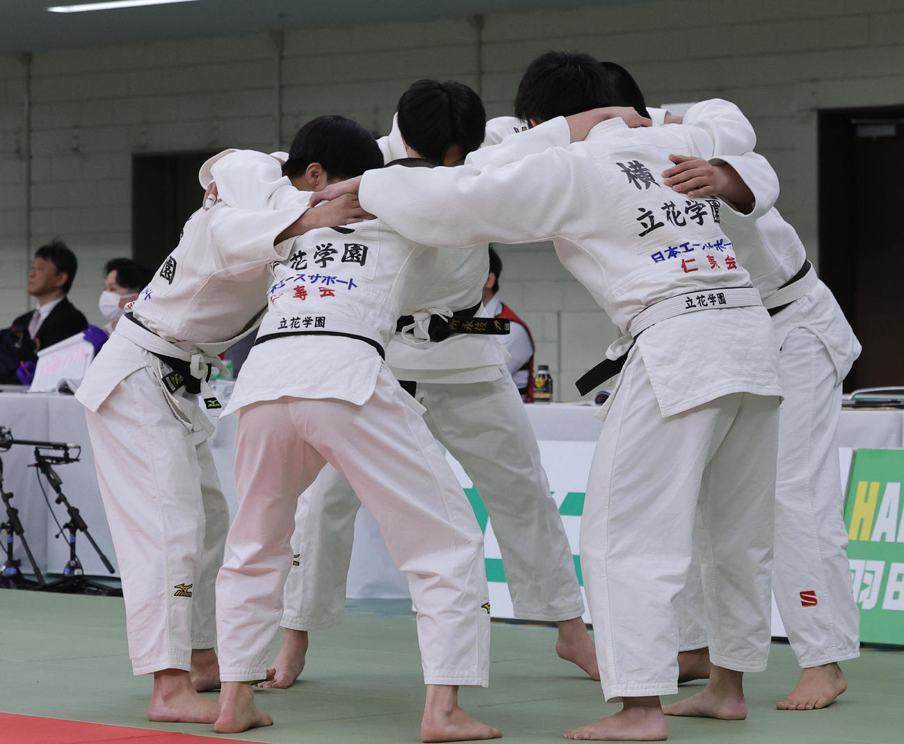 男子団体1回戦の北海戦に臨む初出場の立花学園の選手たち（撮影・野上伸悟）