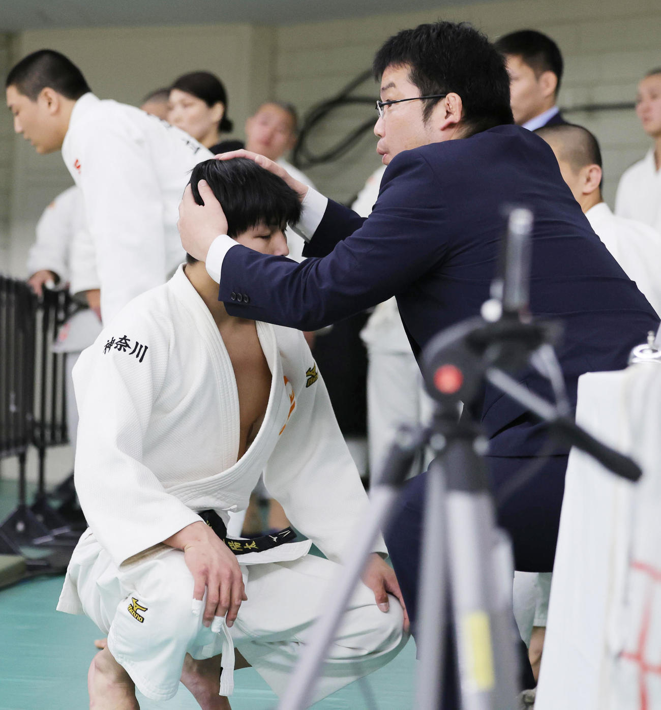 男子団体1回戦の北海戦で、先鋒（せんぽう）の井上（左）をねぎらう立花学園・中島監督（撮影・野上伸悟）
