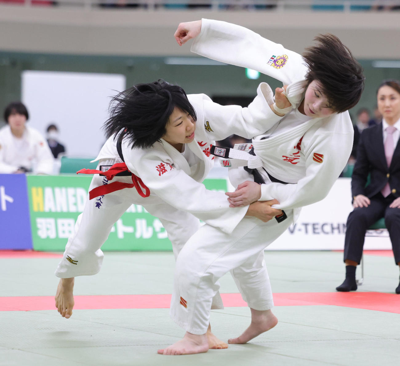 女子団体決勝の代表戦で、敬愛・大塚（右）を破り優勝した比叡山・大井（撮影・野上伸悟）
