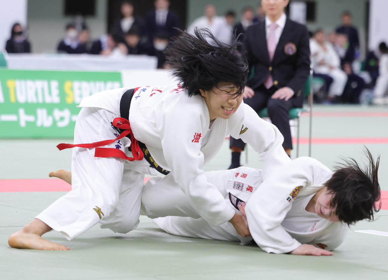 女子団体決勝の代表戦で、敬愛・大塚（右）を破り優勝した比叡山・大井（撮影・野上伸悟）