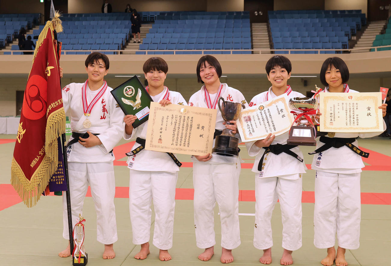 女子団体で優勝した比叡山の選手たち（撮影・野上伸悟）