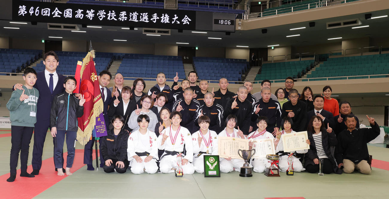 女子団体で優勝し喜ぶ比叡山の選手、スタッフ、父兄（撮影・野上伸悟）
