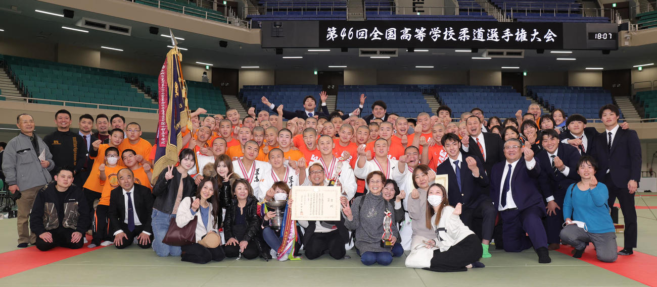 男子団体で優勝し喜ぶ埼玉栄の選手、スタッフ、父兄（撮影・野上伸悟）