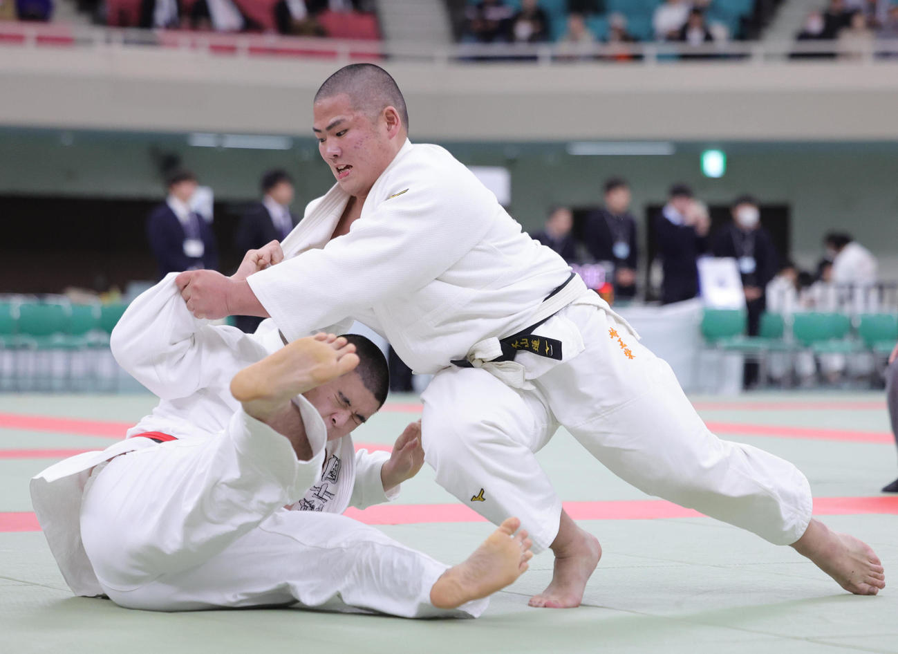 男子団体戦4回戦で、国士舘・林（左）を破り準決勝進出を決める埼玉栄・饒平名（撮影・野上伸悟）