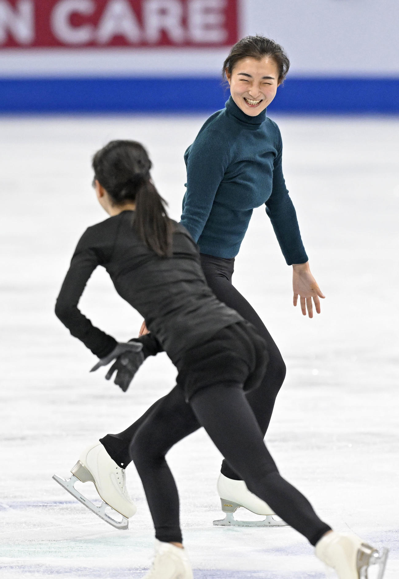 公式練習を終え、笑顔の坂本花織＝モントリオール（共同）
