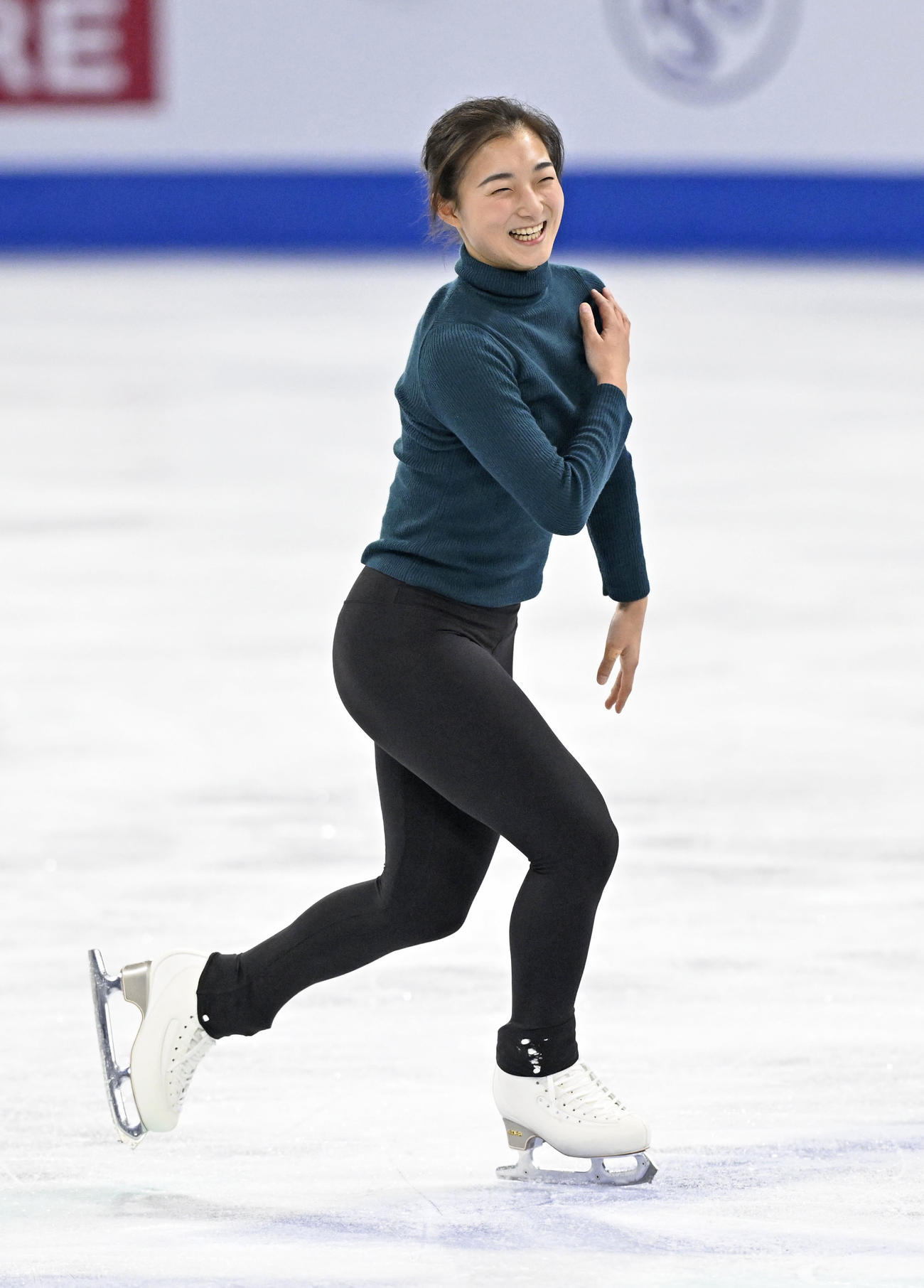 公式練習を終え、笑顔を見せる坂本花織＝モントリオール（共同）
