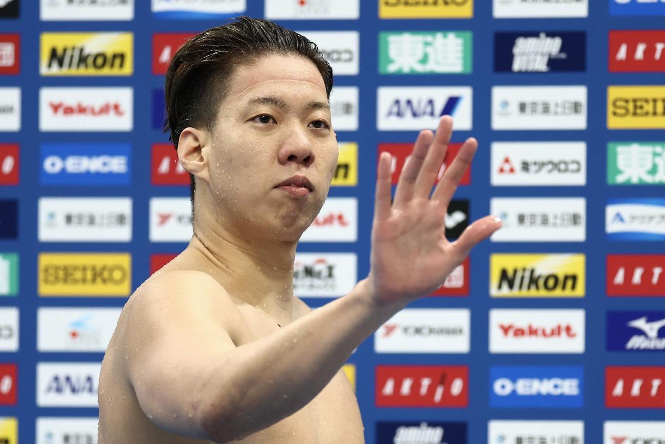 男子200メートル平泳ぎ予選を終え、観客席に手を振る渡辺（撮影・河田真司）