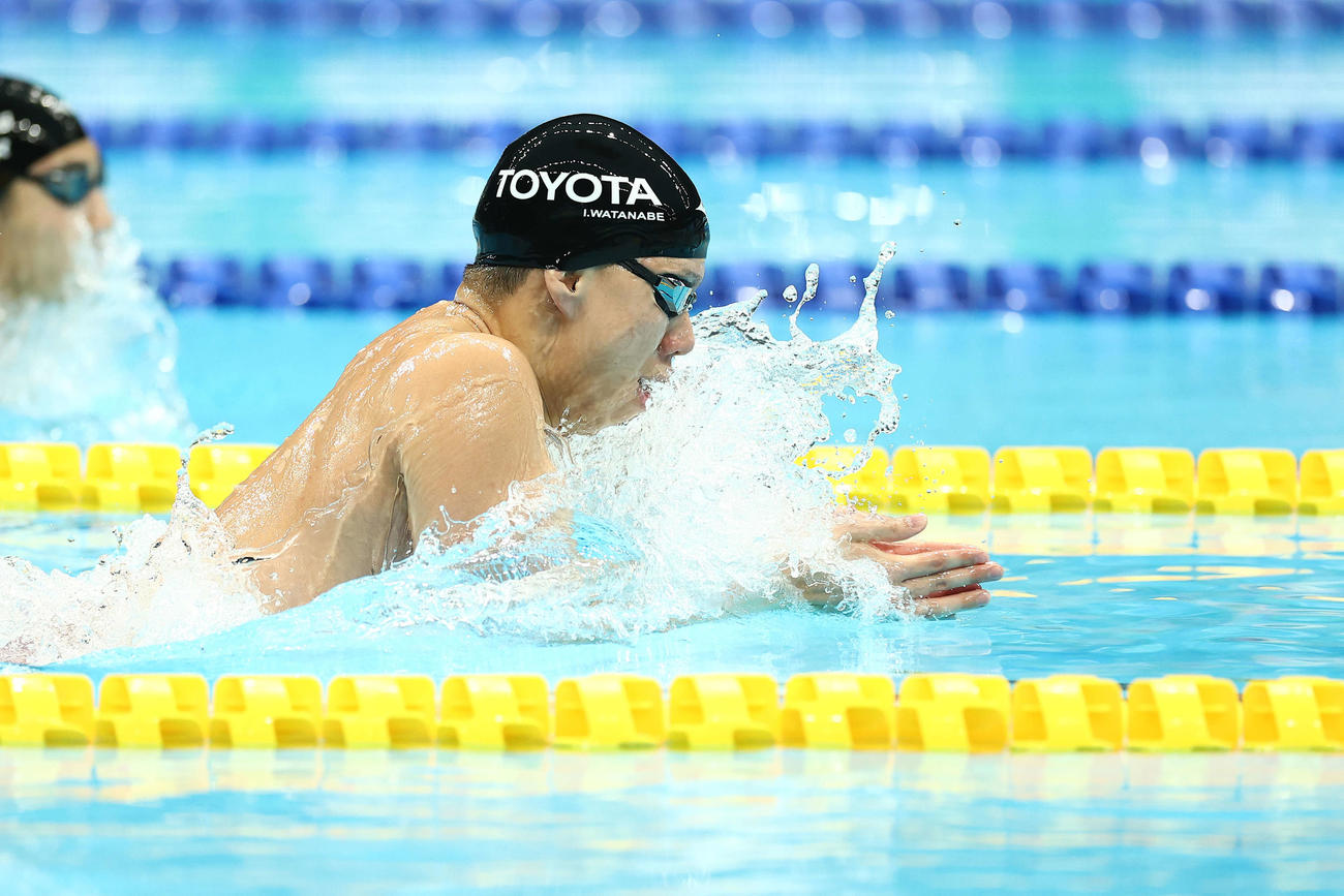 男子200メートル平泳ぎ予選　力泳する渡辺（撮影・河田真司）