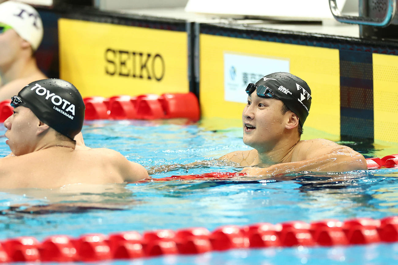 男子200メートル平泳ぎ準決勝を終えタイムを確認する佐藤（右）（撮影・河田真司）