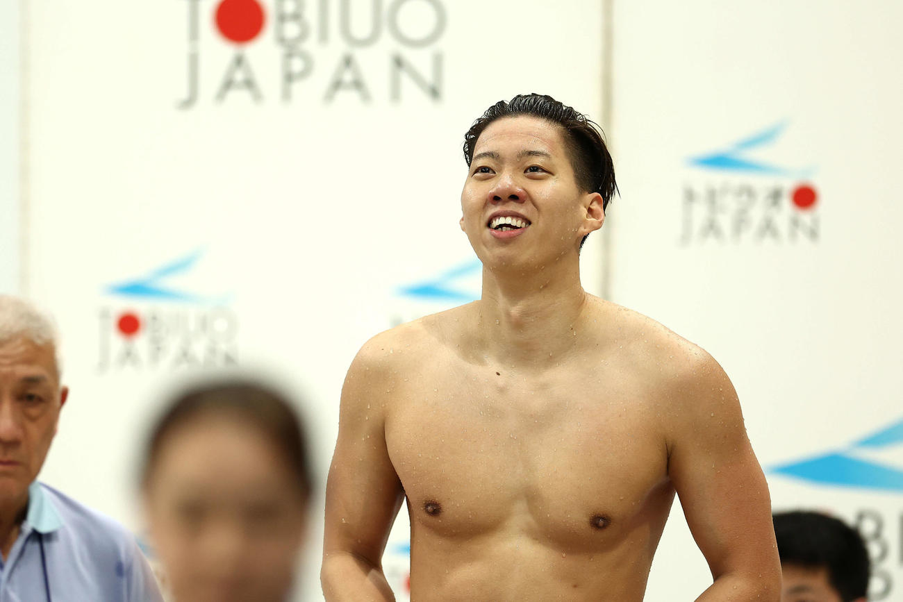 男子200メートル平泳ぎ準決勝を終え、笑顔を見せる渡辺（撮影・河田真司）