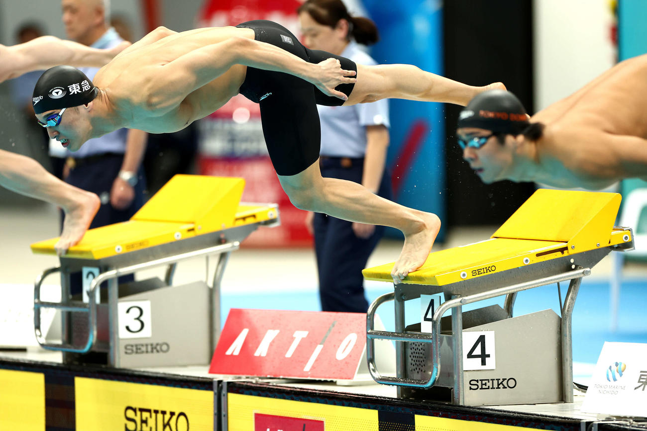 男子200メートル平泳ぎ準決勝　スタートする深沢（撮影・河田真司）