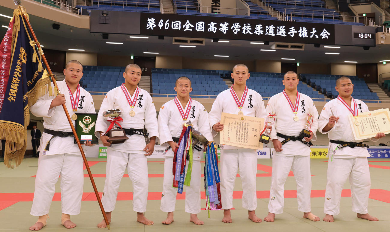 男子団体で優勝した埼玉栄の選手たち（撮影・野上伸悟）
