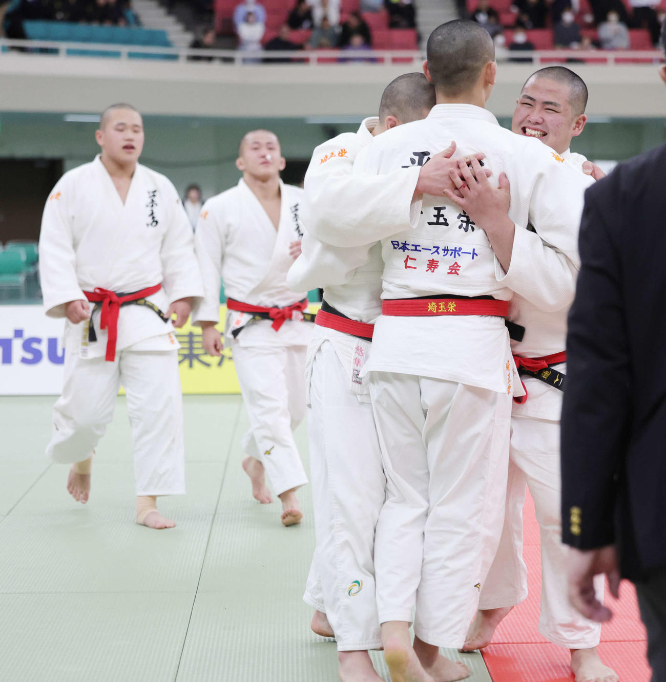 男子団体で優勝し喜ぶ埼玉栄の選手たち（撮影・野上伸悟）