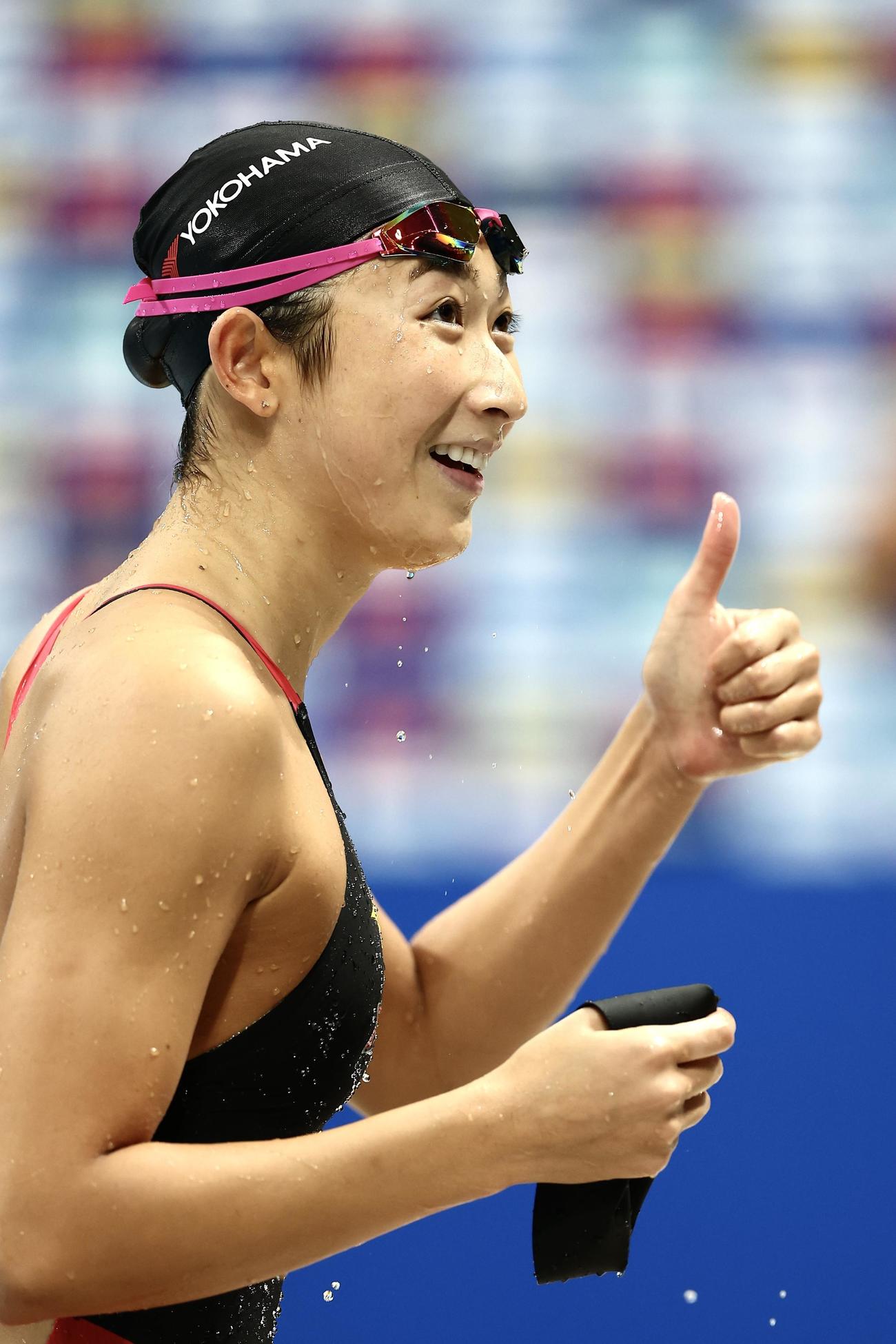 女子100メートル自由形準決勝を終え、笑顔でサムズアップする池江（撮影・河田真司）