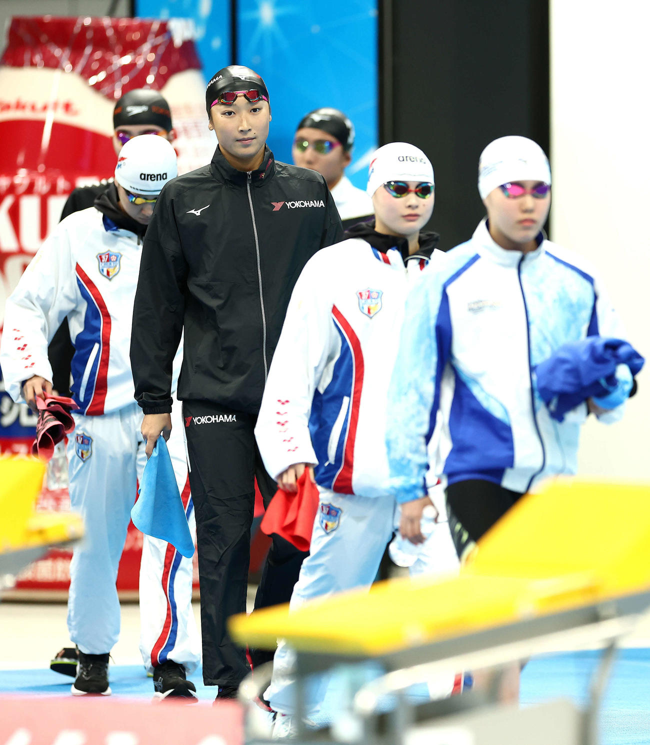 女子100メートル自由形準決勝　入場する池江（中央）（撮影・河田真司）
