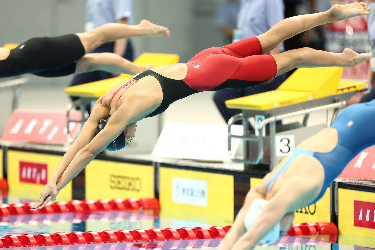 女子100メートル自由形準決勝　スタートする池江（撮影・河田真司）