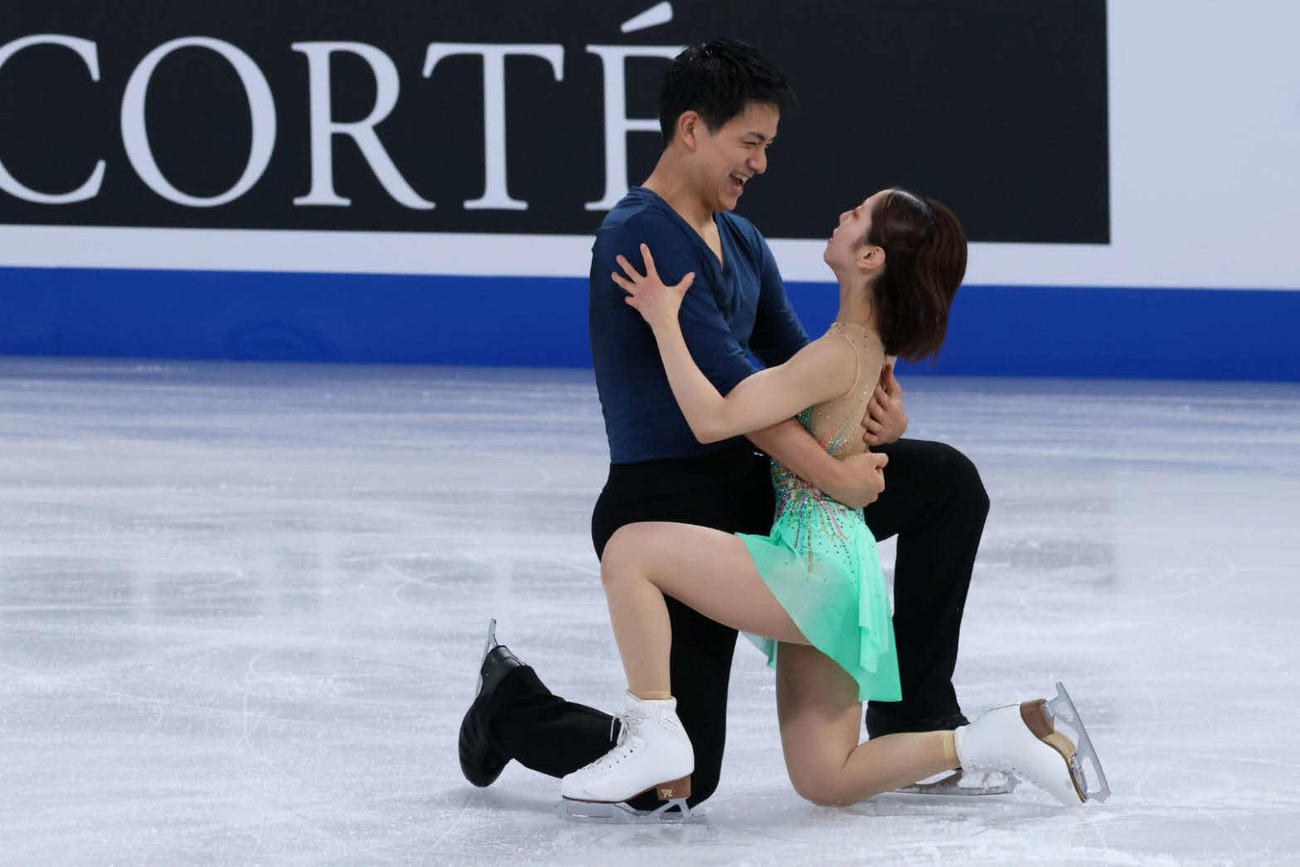 ペア・ショートプログラム（SP）の演技を終えて、見つめ合う木原（左）と三浦（撮影・阿部健吾）