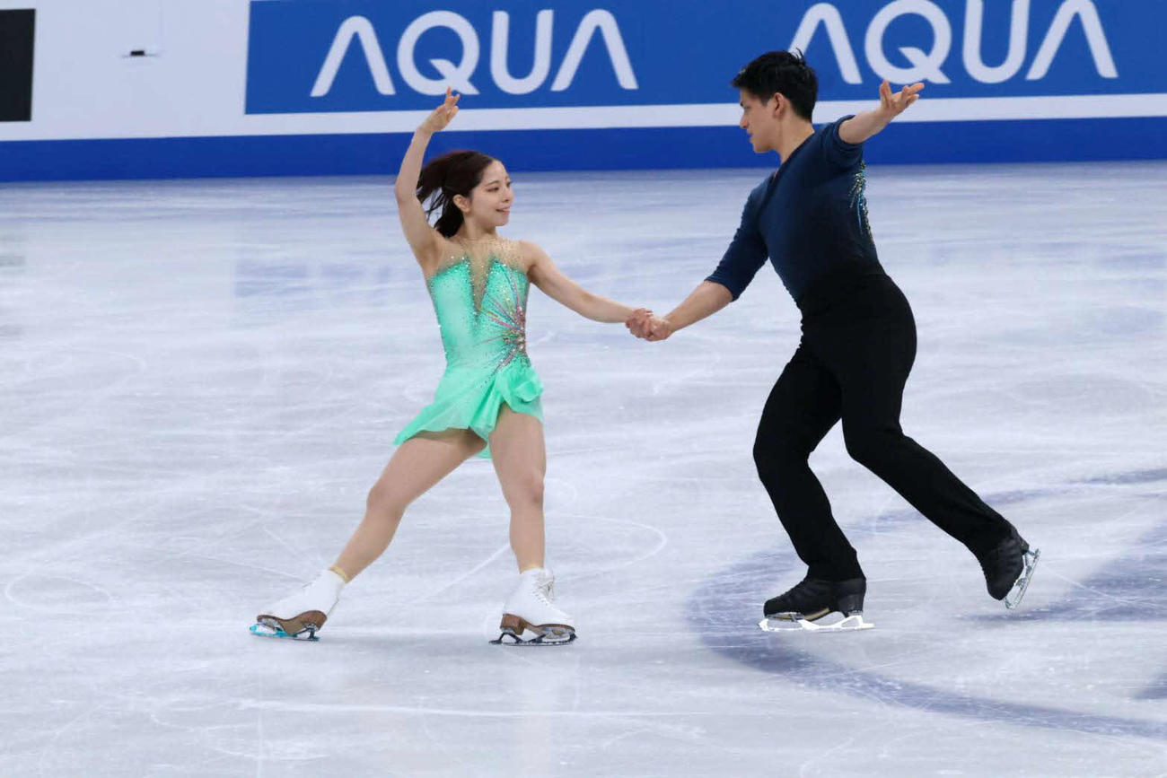 ペア・ショートプログラム（SP）の演技を行う三浦（左）と木原（撮影・阿部健吾）