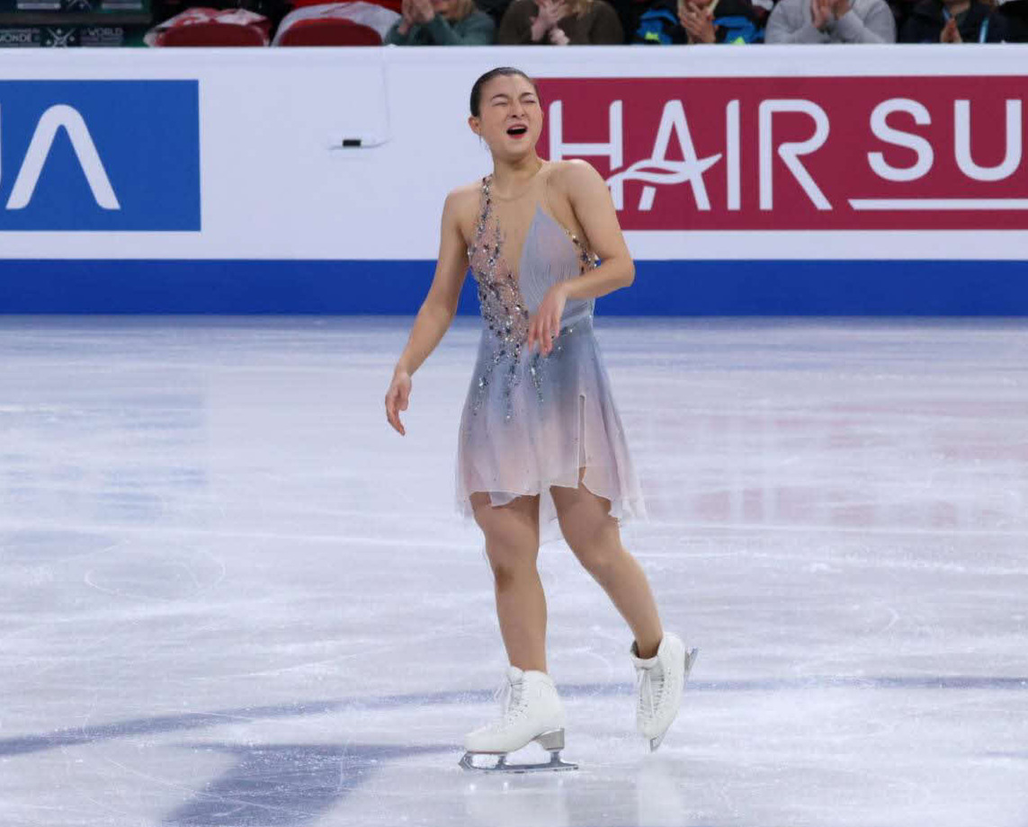 世界選手権女子SP　演技後に中野コーチを見て、表情を崩す坂本花織（撮影・阿部健吾）