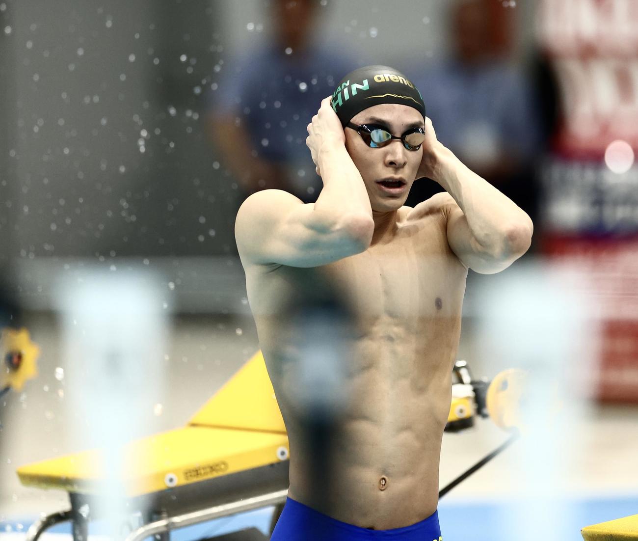 男子200メートル背泳ぎ予選　水に入る入江（撮影・河田真司）