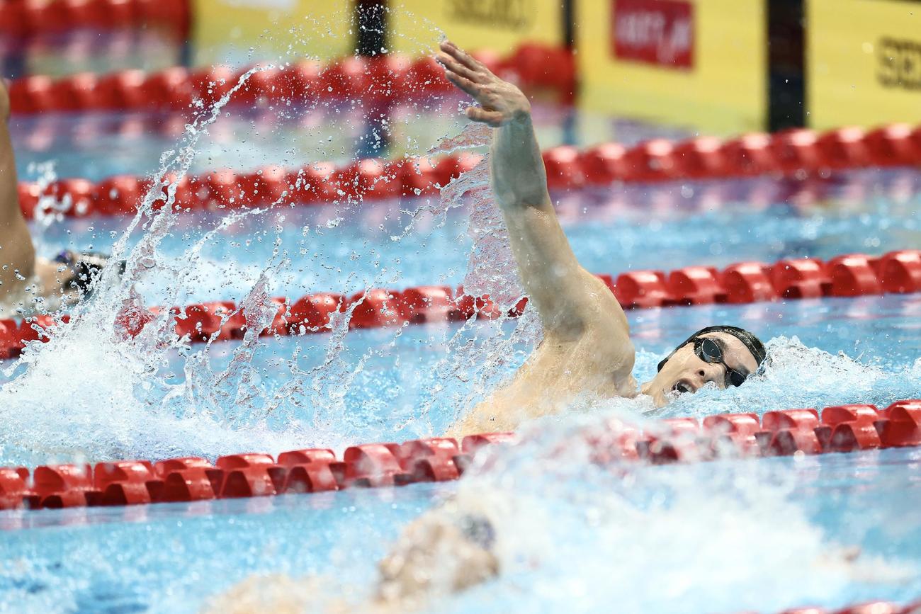 男子200メートル背泳ぎ予選　力泳する入江（撮影・河田真司）