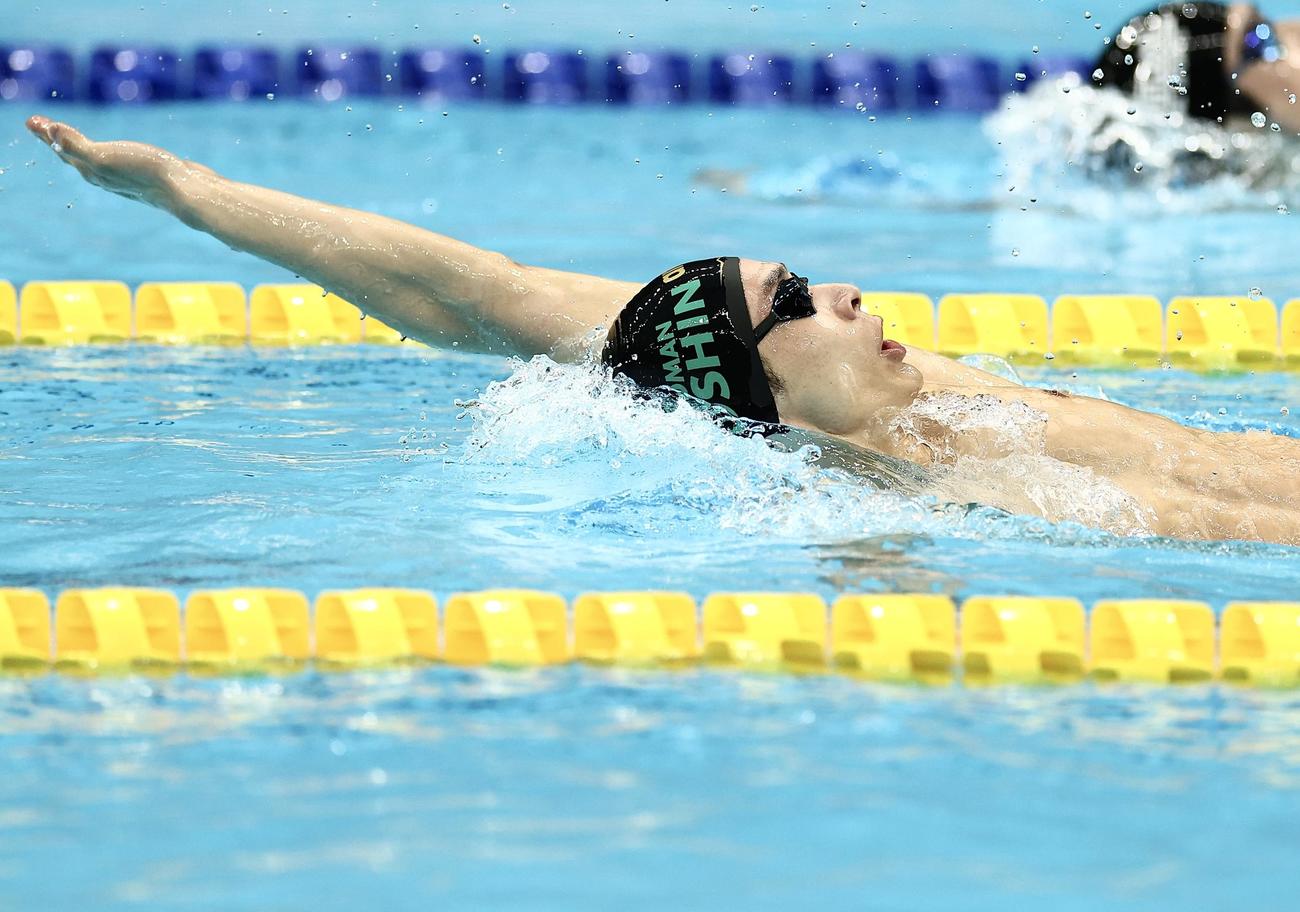 男子200メートル背泳ぎ予選　力泳する入江（撮影・河田真司）