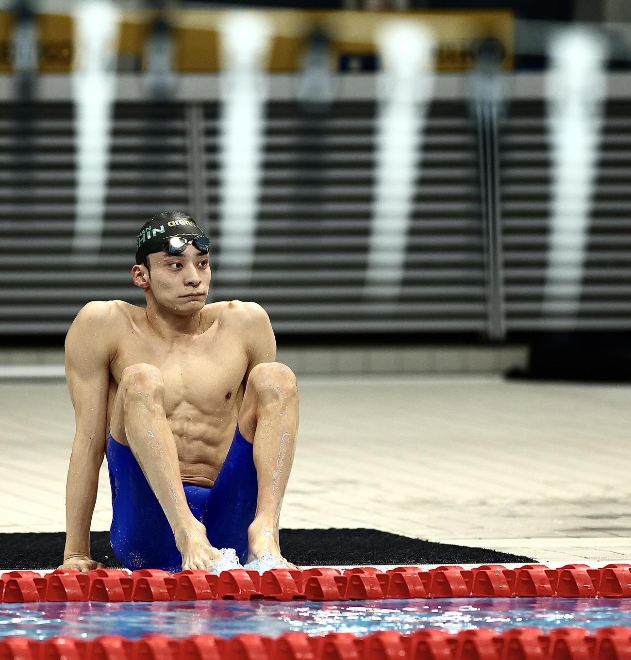 男子200メートル背泳ぎ予選を終え、水から上がる入江（撮影・河田真司）