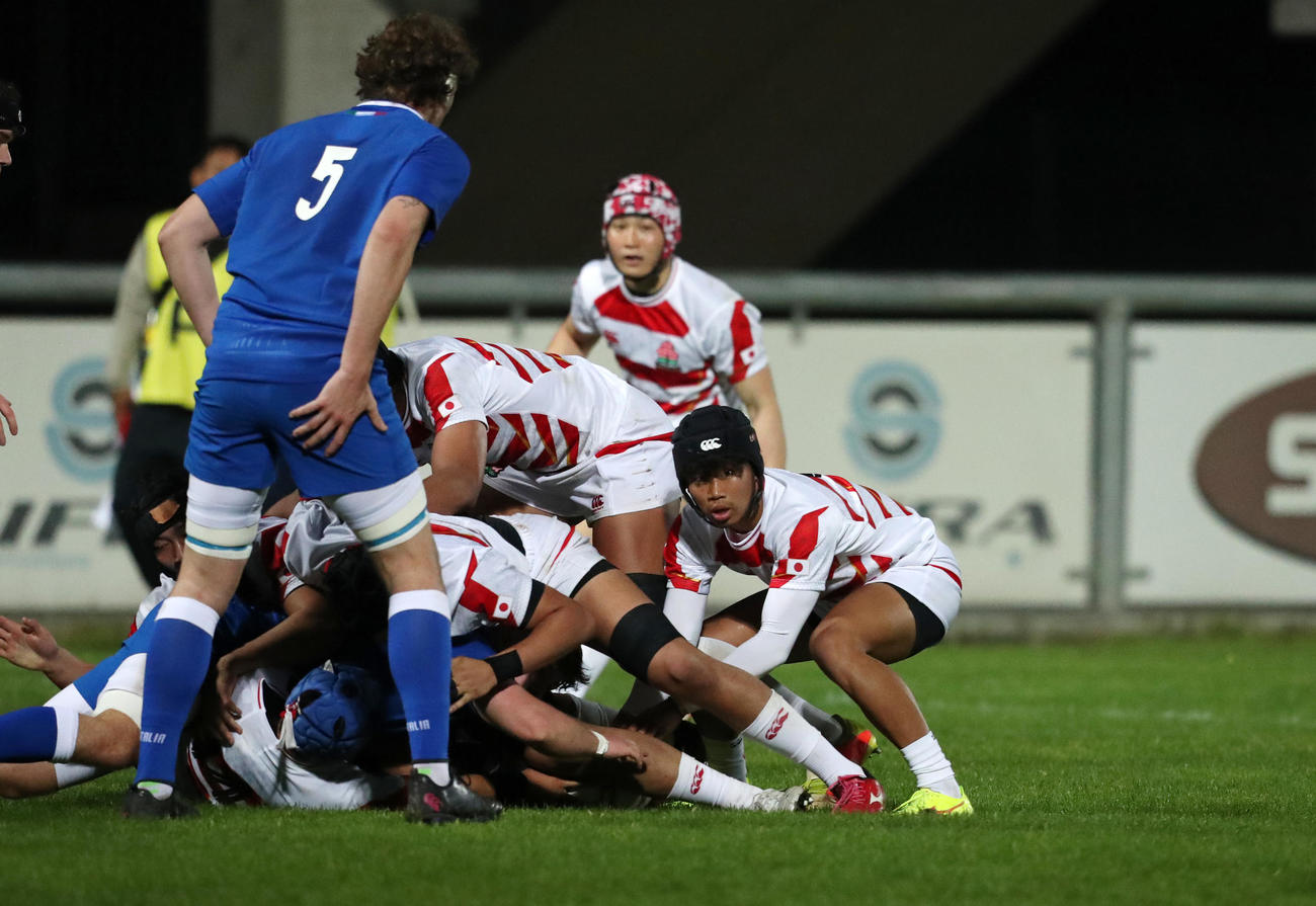 青のジャージーのU19イタリア代表との第1戦に臨んだ高校日本代表（C）JRFU