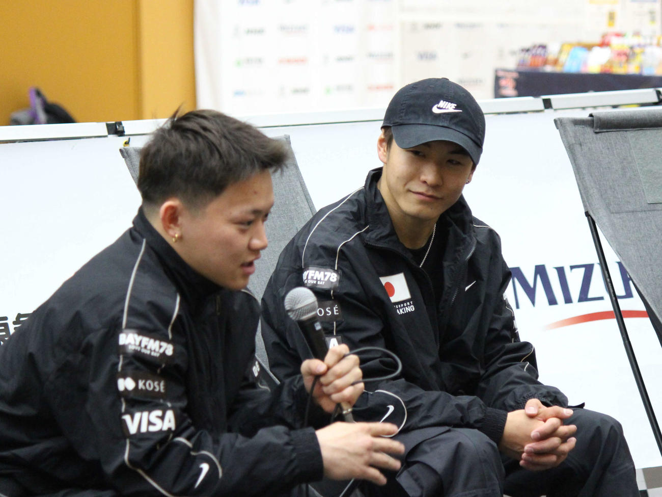 菱川の話を真剣に聞くShigekixこと半井重幸（撮影・勝部晃多）