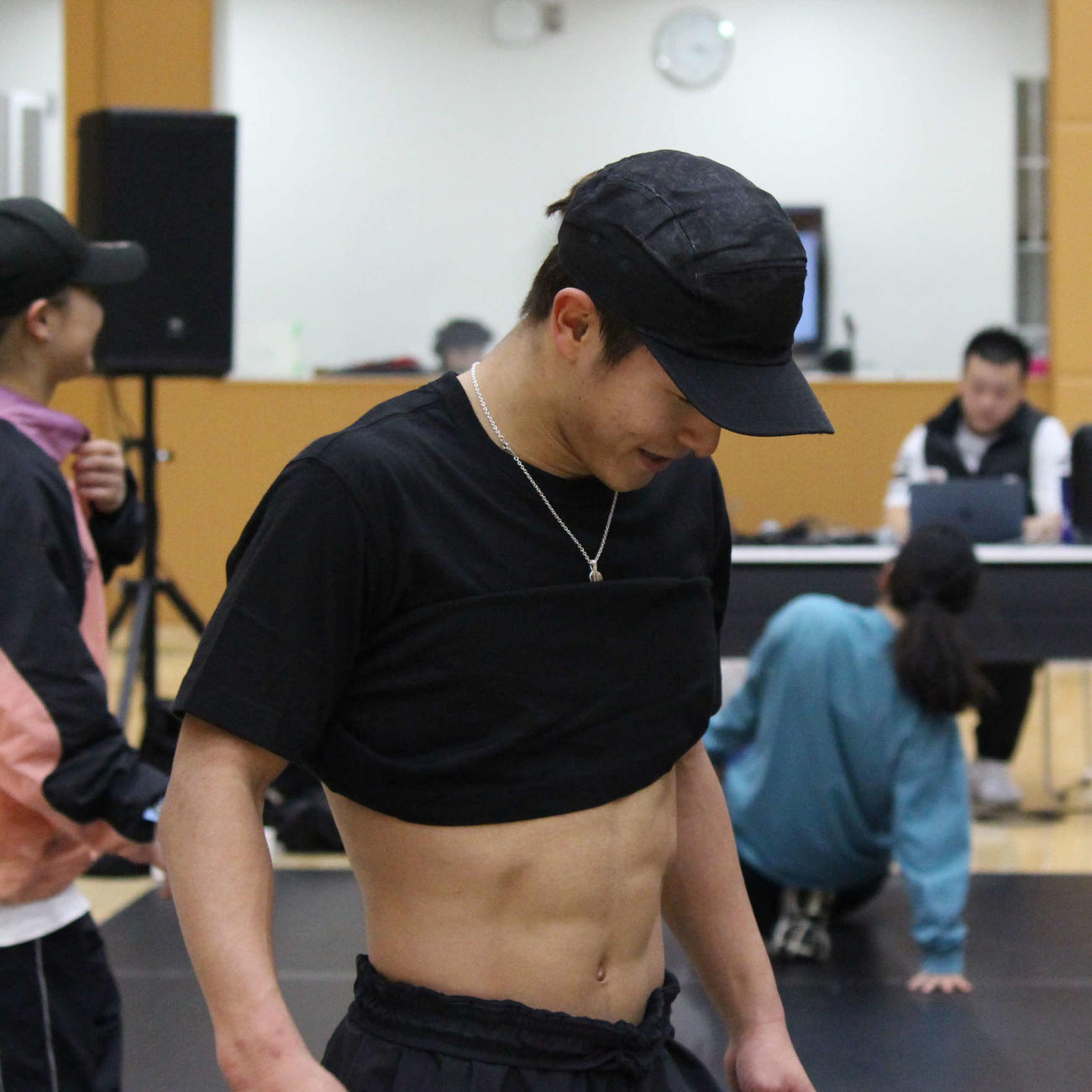 引き締まった肉体を披露するShigekixこと半井重幸（撮影・勝部晃多）